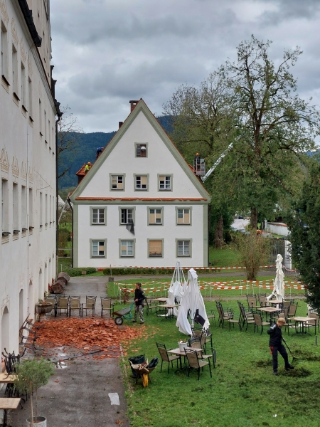 Aufräumarbeiten auf dem Außengelände des Klosters Benediktbeuern