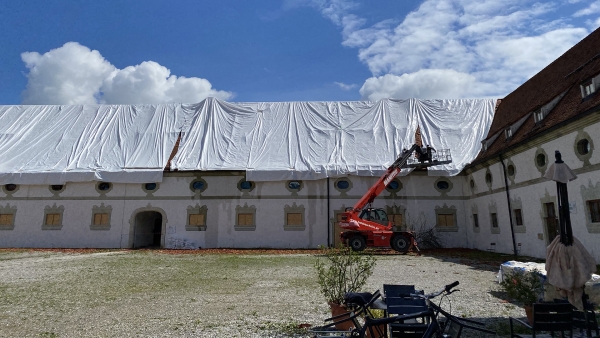 Anbringung von Planen auf dem Dach des Maierhofs des Zentrums für Umwelt und Kultur im Kloster Benediktbeuern 