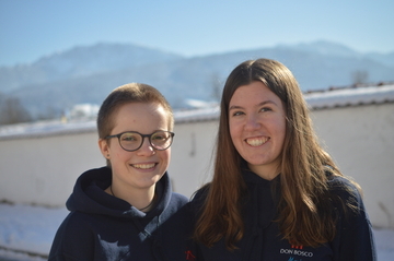 Porträtfoto der Volunteers Yvonne Burth und Marie Neumann